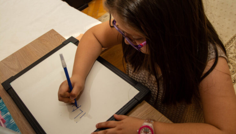 Yoksulluğun gelecek karartan yükünü kız çocukları çekiyor