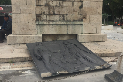 İsmet İnönü Heykelinin Yan Tarafındaki Levha Ne Oldu?