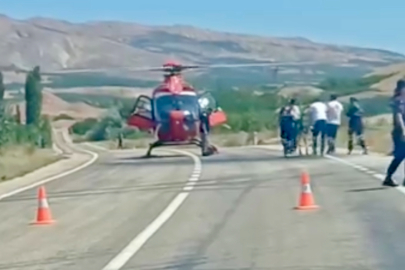 Acil hasta için helikopter ambulans karayoluna indi