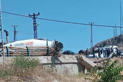 Hekimhan’da Devrilen Beton Mikseri Ulaşımı Aksattı