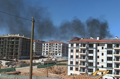 TOKİ şantiyesinde molozların yakılmasıyla gökyüzü karardı