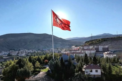 Darende'de Dev Bayrak Göndere Çekildi