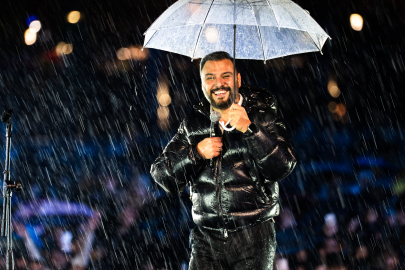 YAĞMURA RAĞMEN ALİŞAN COŞKUSU