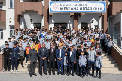 Başkan Er Mevlana Orta Okulunu Ziyaret Etti