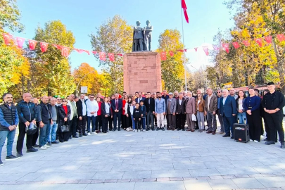 CHP ATATÜRK ANITI’NA ÇELENK SUNDU