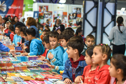 KİTAP FUARI KİTAPSEVERLERDEN YOĞUN İLGİ GÖRÜYOR