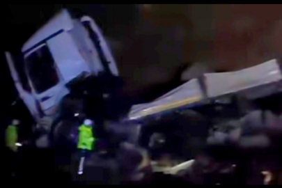 Doğanşehir'de TIR Devrildi, sürücüsü öldü