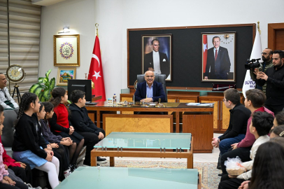 Çocuk Korosu Öğrencileri Başkan Er'i Ziyaret Etti