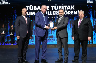 Prof. Dr. Yazıcı'ya, Ödülünü Cumhurbaşkanı Erdoğan Verdi