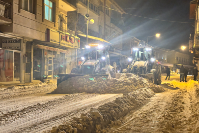 Arapgir Belediyesi Gece Kar Temizliği Yapıyor