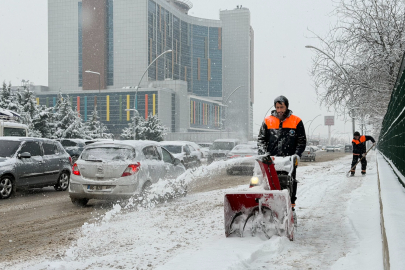 Yeşilyurt Belediyesi Yolları Temizliyor