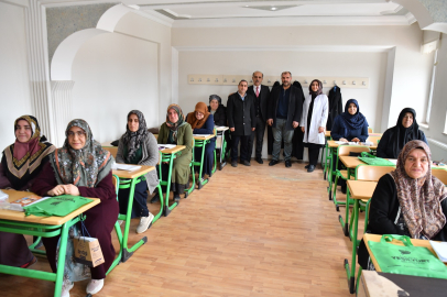 Topsöğüt’te Okuma Yazma Kursiyerleri Belgelerini Aldı