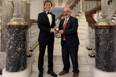 Yazar Akif Manaf’a Egeyön Barış Ödülü Veridi