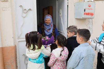 Battalgazi'de çocuklar yaşlılara bayram ziyaretine gitti