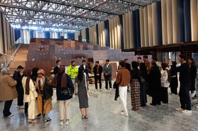 Genç Meclis Yeni Kütüphaneyi Gezdi