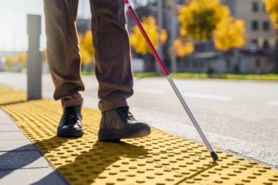 Şehir hayatı engelliler için engel parkuru