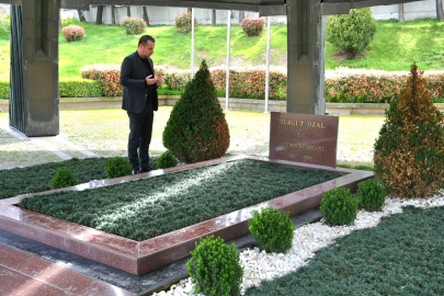 Karademir Turgut Özal’ın kabrini ziyaret etti