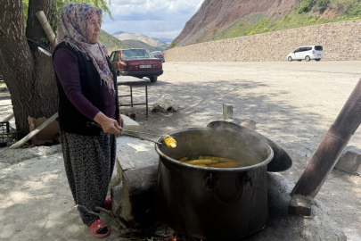 D300 Karayolunda Mısır satarak geçimini sağlıyor