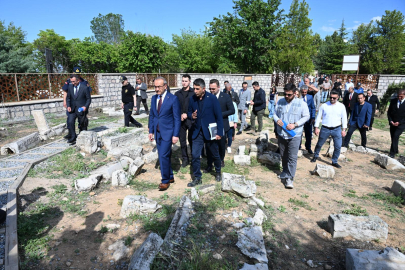 Vali Yavuz Battalgazi'deki 40 Kardeşler mezarlığını ziyaret etti.
