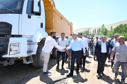 Büüyükşehir 55 Mahallenin yolunu asfaltlıyor