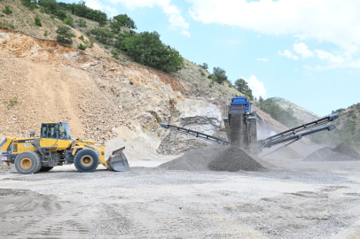 Mobil konkasörlerle yol yapımında kullanılan malzemeler üretiliyor