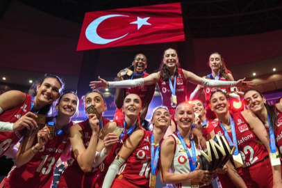 Başkan Er Filenin Sultanları ve Üstündağ'ı kutladı