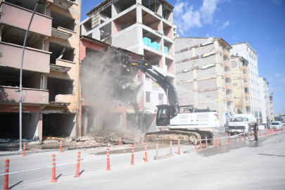 Yeşilyurt Belediyesi hasarlı binaları yıkıyor