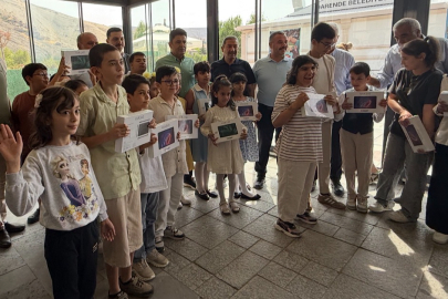 Bakan Yardımcısı Boyraz’dan Öğrencilere Tablet Sürprizi!