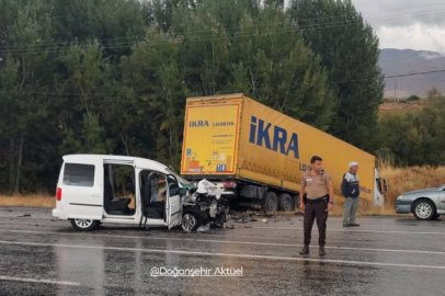 TIR ile Ticari araç çarpıştı: 4 Kişi yaralandı