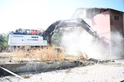YEŞİLYURT’TA METRUK YAPI YIKILDI