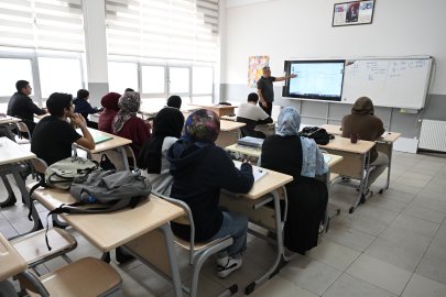 Üniversiteye hazırlanan 200 öğrenciye destek