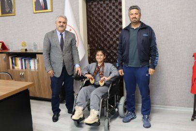 Oturarak Gülle Atma da Türkiye birincisi oldu