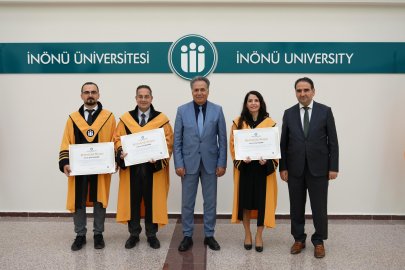 Profesör olan Akademisyenler cübbelerini giydi